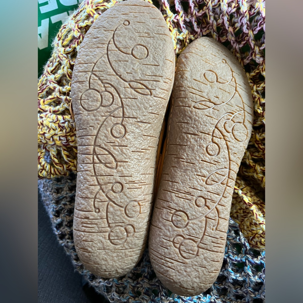 Manitobah Mukluks Modern Moccasins 7 - Picture 7 of 9